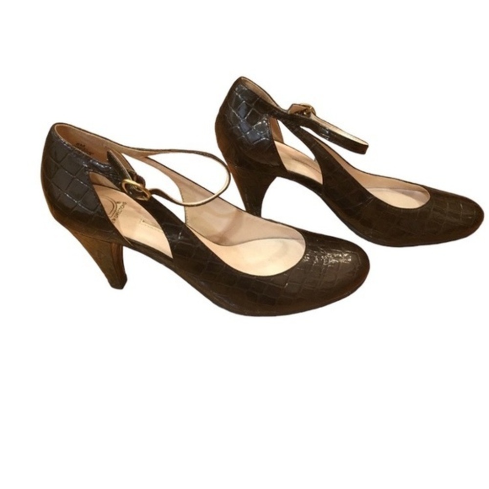 Like New NEW DIRECTIONS Crocodile pattern Ankle strap pumps - 8